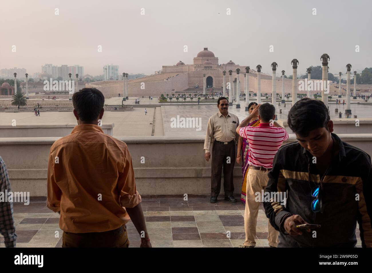 Visiteurs posant au Dr. Babasaheb Ambedkar Memorial Park, Vipul Khand 2