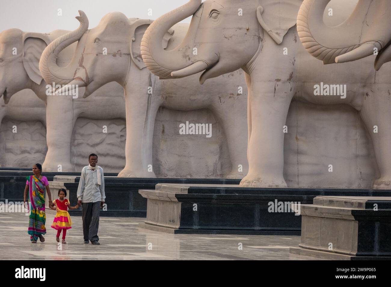 Famille indienne dans la ruelle à éléphants au Dr. Babasaheb Ambedkar Memorial Park, Vipin Khand, Gomti Nagar, Lucknow, Uttar Pradesh, Inde Banque D'Images