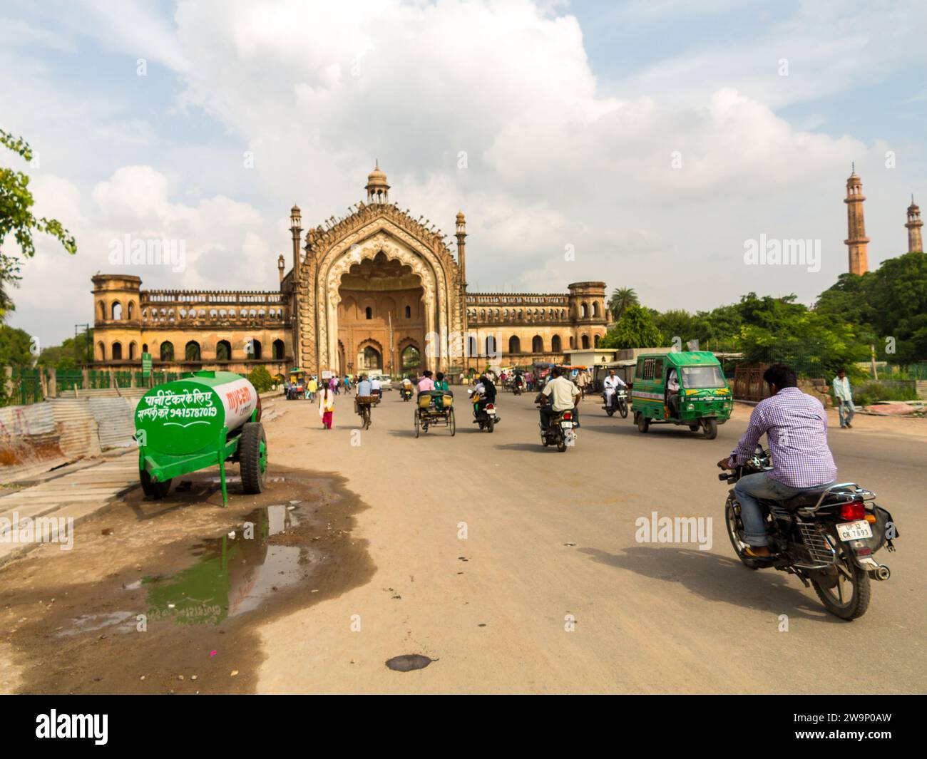 Motocyclistes devant Rumi Darwaza ou porte turque, Lucknow, Uttar Pradesh, Inde Banque D'Images