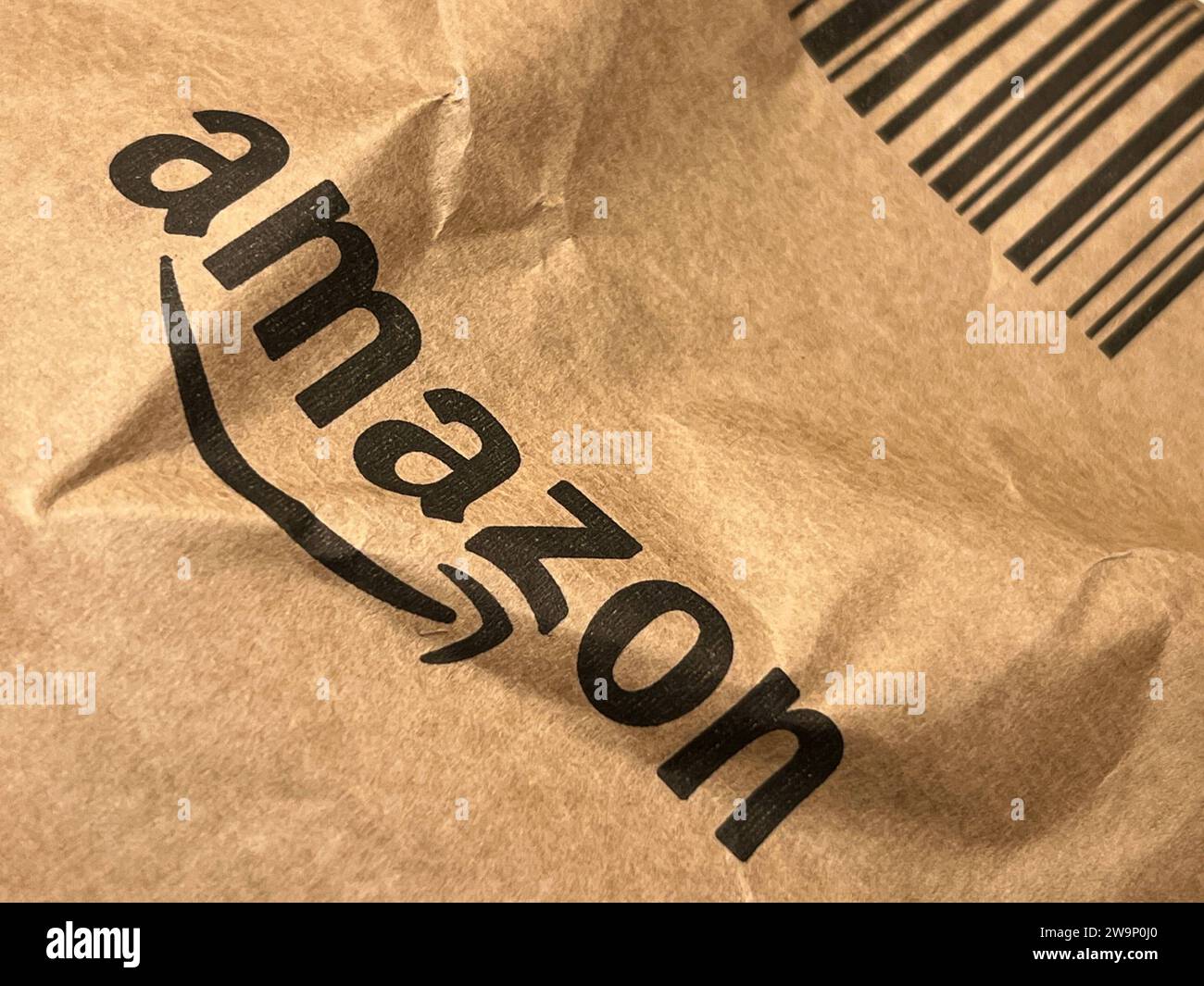 Zerknittertes Amazon logo auf einem Paket *** logo Amazon froissé sur un colis Copyright : xmix1x Banque D'Images