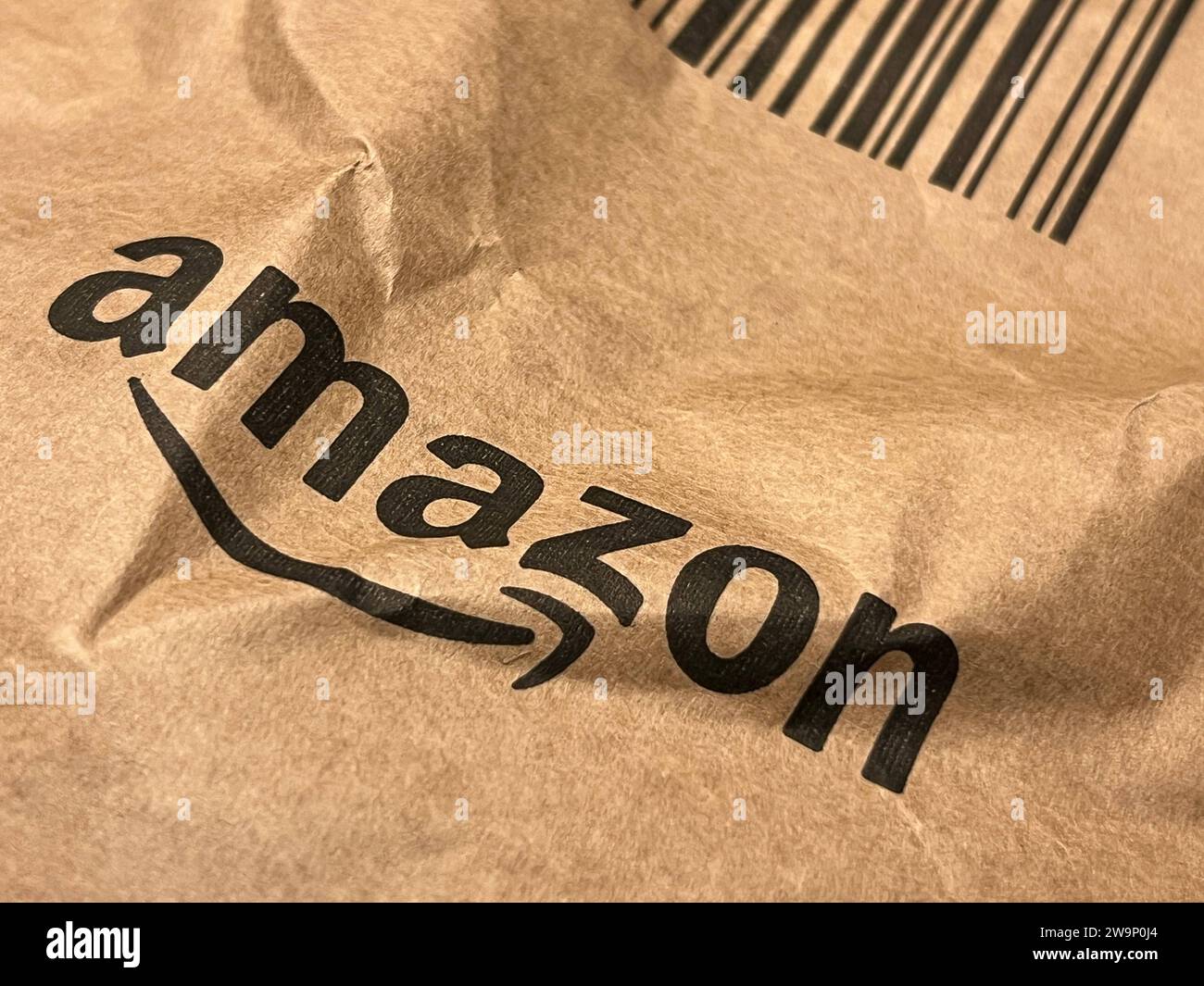 Zerknittertes Amazon logo auf einem Paket *** logo Amazon froissé sur un colis Copyright : xmix1x Banque D'Images