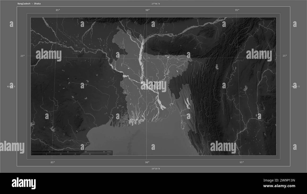 Bangladesh mis en évidence sur une carte d'altitude en niveaux de gris avec carte des lacs et rivières avec le point de la capitale du pays, grille cartographique, échelle de distance et Banque D'Images