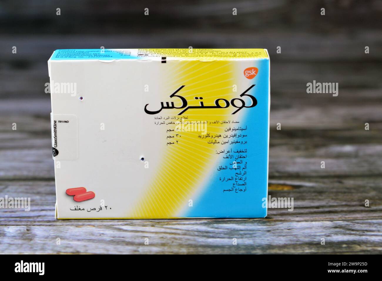Le Caire, Égypte, décembre 15 2023 : Capeltes pelliculées COMTREX, acétaminophène, pseudoéphédrine HCL, maléate de bromphéniramine, décongestionnant nasal, antihist Banque D'Images