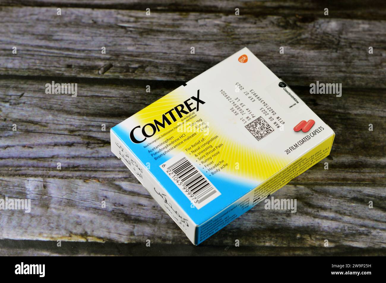 Le Caire, Égypte, décembre 15 2023 : Capeltes pelliculées COMTREX, acétaminophène, pseudoéphédrine HCL, maléate de bromphéniramine, décongestionnant nasal, antihist Banque D'Images