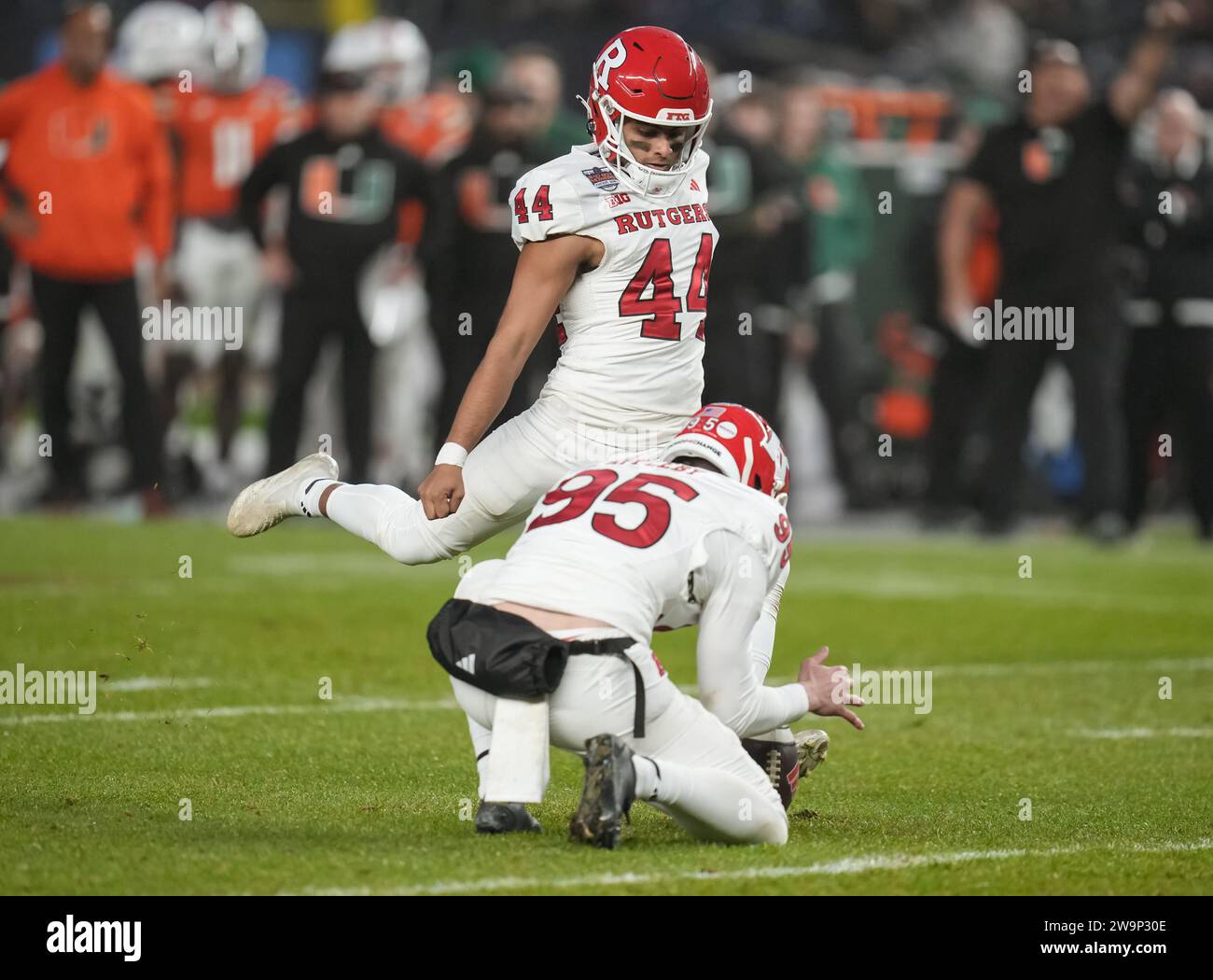 Le kicker Jai Patel (44) de Rutgers Scarlet Knights place fait le point supplémentaire lors du troisième quart Boy Mowers Pinstripe Bowl College match de football entre les Rutgers Scarlet Knights et les Miami Hurricanes le 28 décembre 2023 au Yankee Stadium dans le Bronx, New York. Rutgers bat Miami 31-21 (David Venezia / image du sport) Banque D'Images