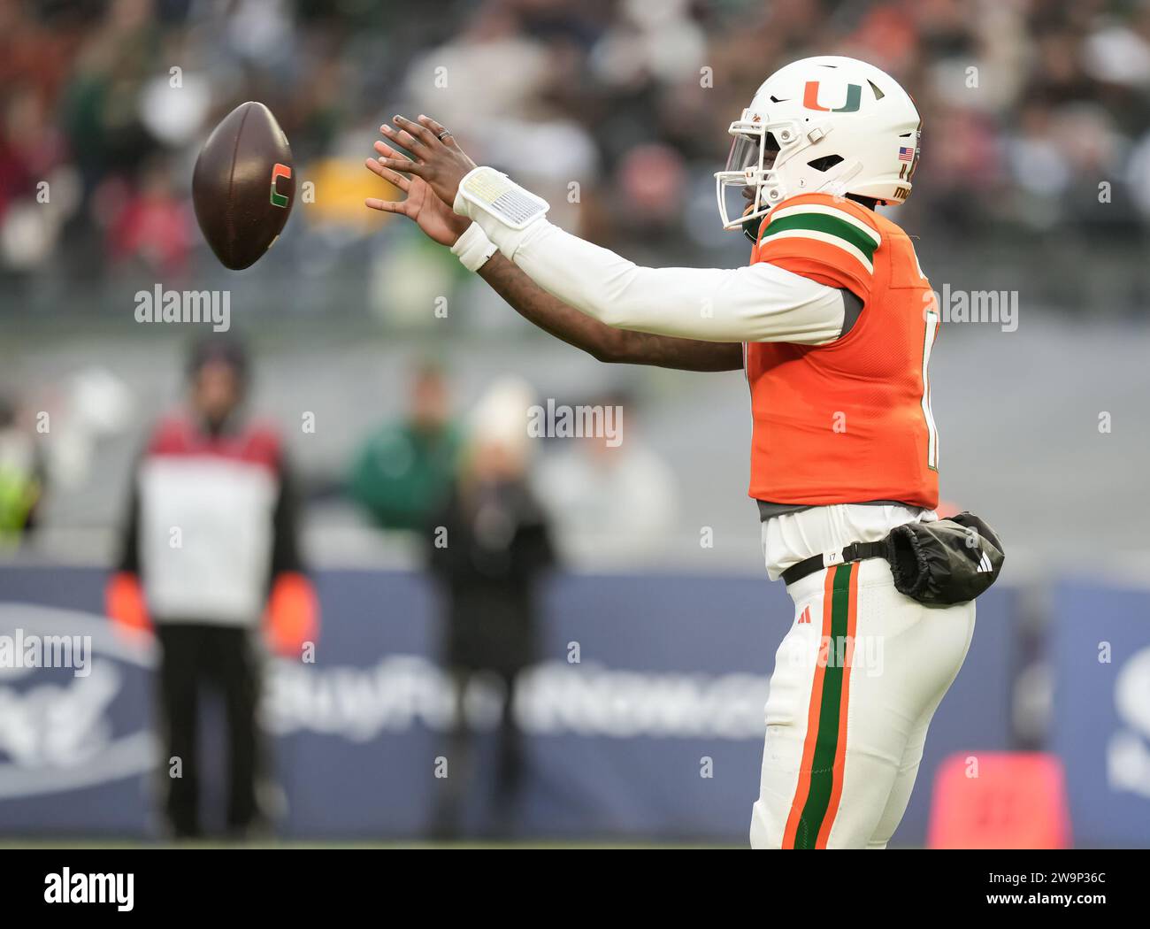 Jacurri Brown (11 ans), quarterback des Miami Hurricanes, prend le coup de fouet lors du deuxième quart Boy Mowers Pinstripe Bowl College Football match entre les Rutgers Scarlet Knights et les Miami Hurricanes le 28 décembre 2023 au Yankee Stadium dans le Bronx, New York. Rutgers bat Miami 31-21 (David Venezia / image du sport) Banque D'Images