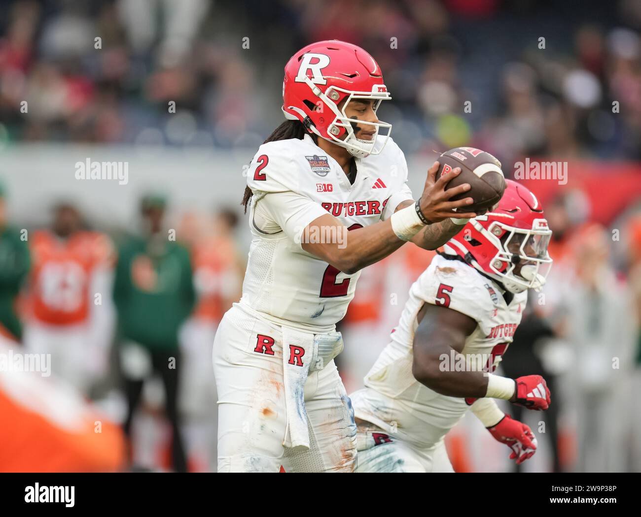 Gavin Wimsatt (2), quarterback des Rutgers Scarlet Knights, prend le coup de foudre lors du premier match de football de Boy Mowers Pinstripe Bowl College entre les Rutgers Scarlet Knights et les Miami Hurricanes, le 28 décembre 2023 au Yankee Stadium dans le Bronx, New York. Rutgers bat Miami 31-21 (David Venezia / image du sport) Banque D'Images