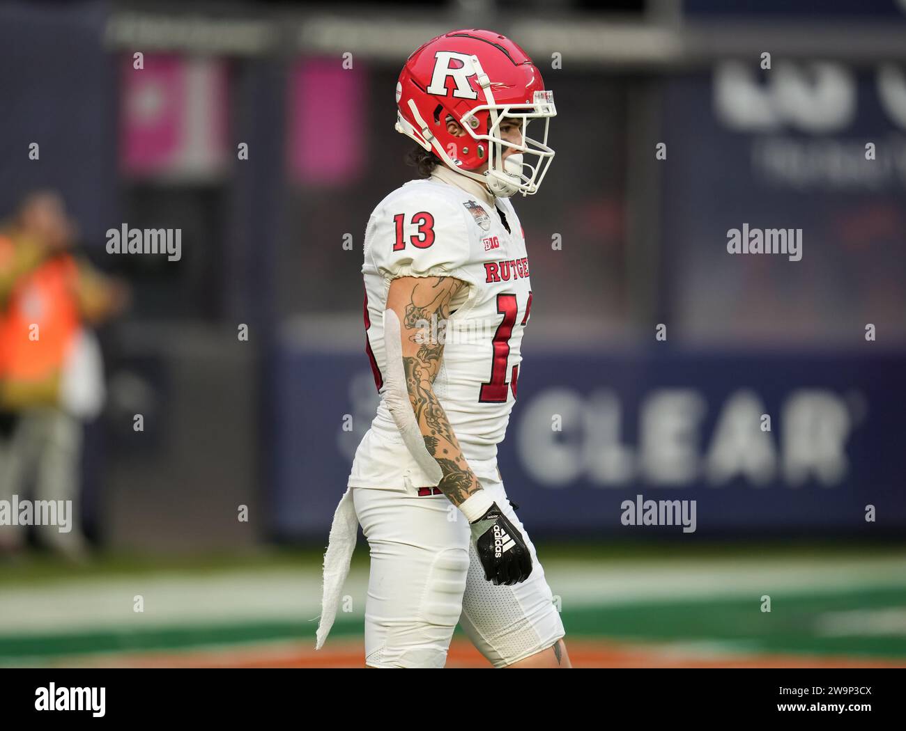 Nasir Montgomery (13 ans), receveur des Rutgers Scarlet Knights Wide, se prépare à recevoir le coup d'envoi lors du match de football du Bad Boy Mowers Pinstripe Bowl College entre les Rutgers Scarlet Knights et les Miami Hurricanes le 28 décembre 2023 au Yankee Stadium dans le Bronx, New York. Rutgers bat Miami 31-21 (David Venezia / image du sport) Banque D'Images