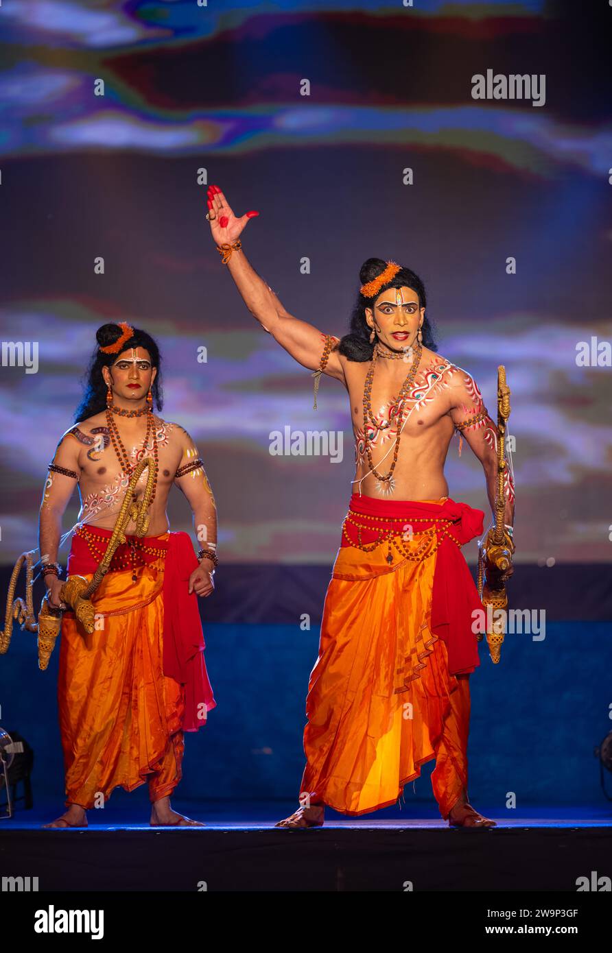 Portrait d'un artiste masculin jouant le personnage de dieu hindou bélier et laxman et d'autres personnages de ramayana en ramlila pendant le festival de dussehra. Banque D'Images