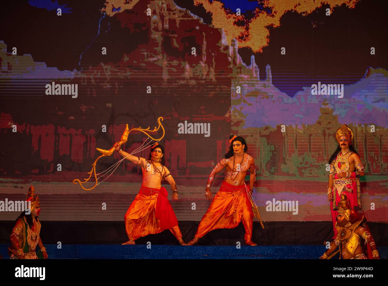 Portrait d'un artiste masculin jouant le personnage de dieu hindou bélier et laxman et d'autres personnages de ramayana en ramlila pendant le festival de dussehra. Banque D'Images