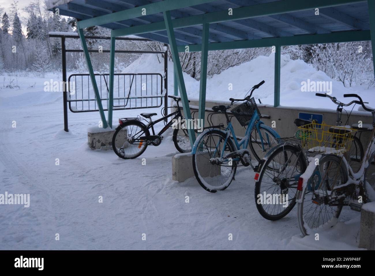 Parking à vélos, vélos sous un auvent avec beaucoup de neige dans la ville de Varkaus, Finlande. Banque D'Images