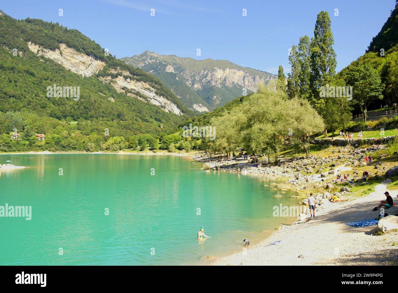 Vue sur le lac Tenno. 14 août 2023 Tenno, Trentin-Haut-Adige, Italie Banque D'Images