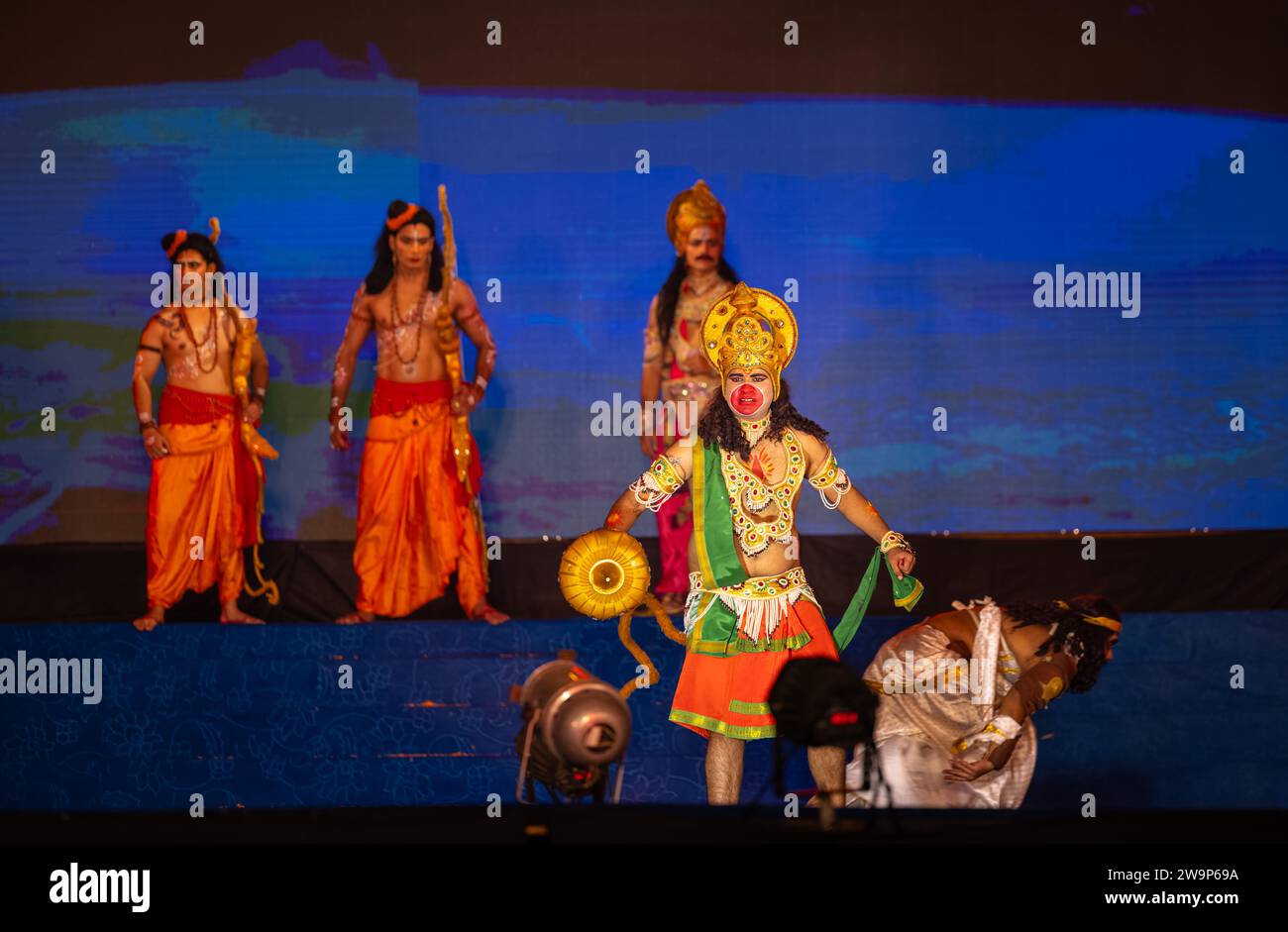 Portrait d'un artiste masculin jouant le personnage de dieu hindou bélier et laxman et d'autres personnages de ramayana en ramlila pendant le festival de dussehra. Banque D'Images