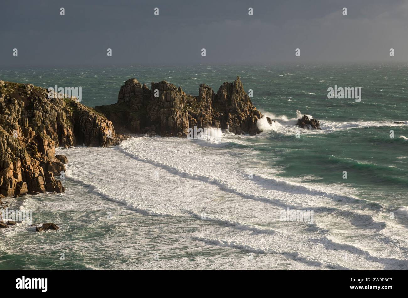 La mer agitée se brise sur la plage de Pedn Vounder et le rocher Logan, en Cornouailles, vu par temps sauvage alors que la tempête Gerrit passe à Noël 2023 Banque D'Images