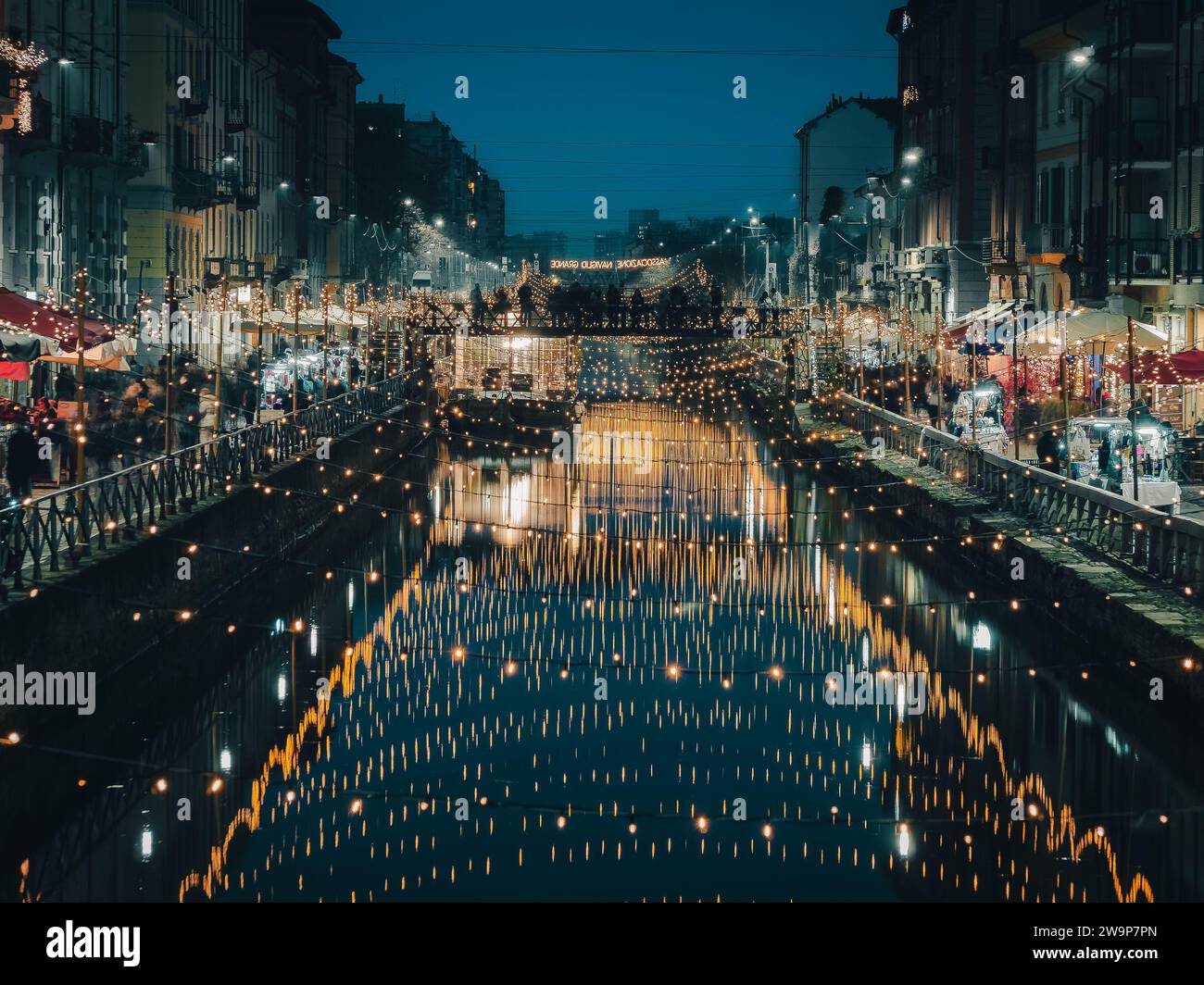 Cours d'eau dans le centre de la ville de Milan pendant la période de Noël Banque D'Images