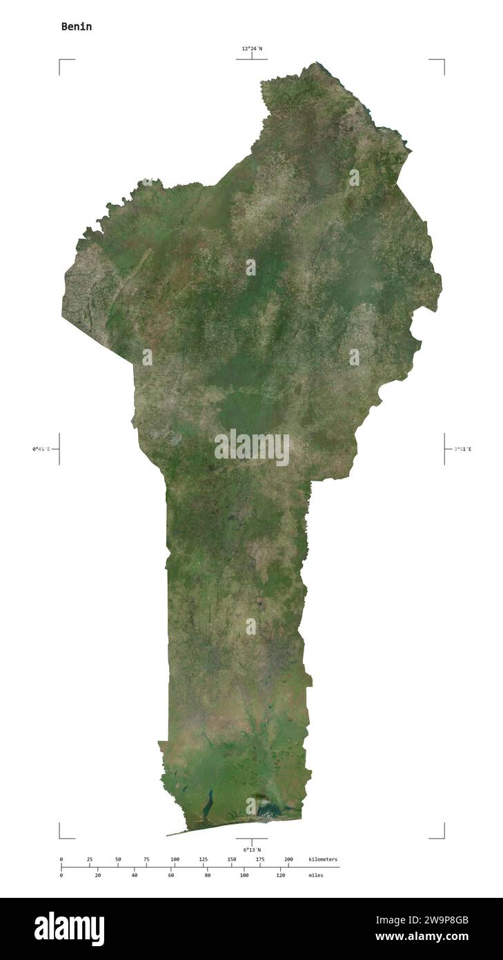 Forme d'une carte satellite à haute résolution du Bénin, avec échelle de distance et coordonnées de la frontière de la carte, isolé sur blanc Banque D'Images