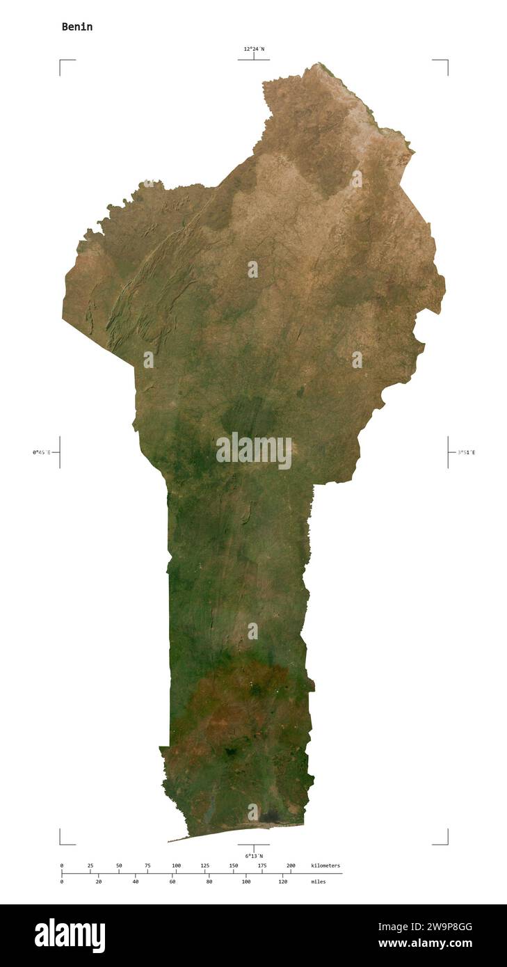 Forme d'une carte satellite à basse résolution du Bénin, avec échelle de distance et coordonnées de la frontière de la carte, isolée sur blanc Banque D'Images