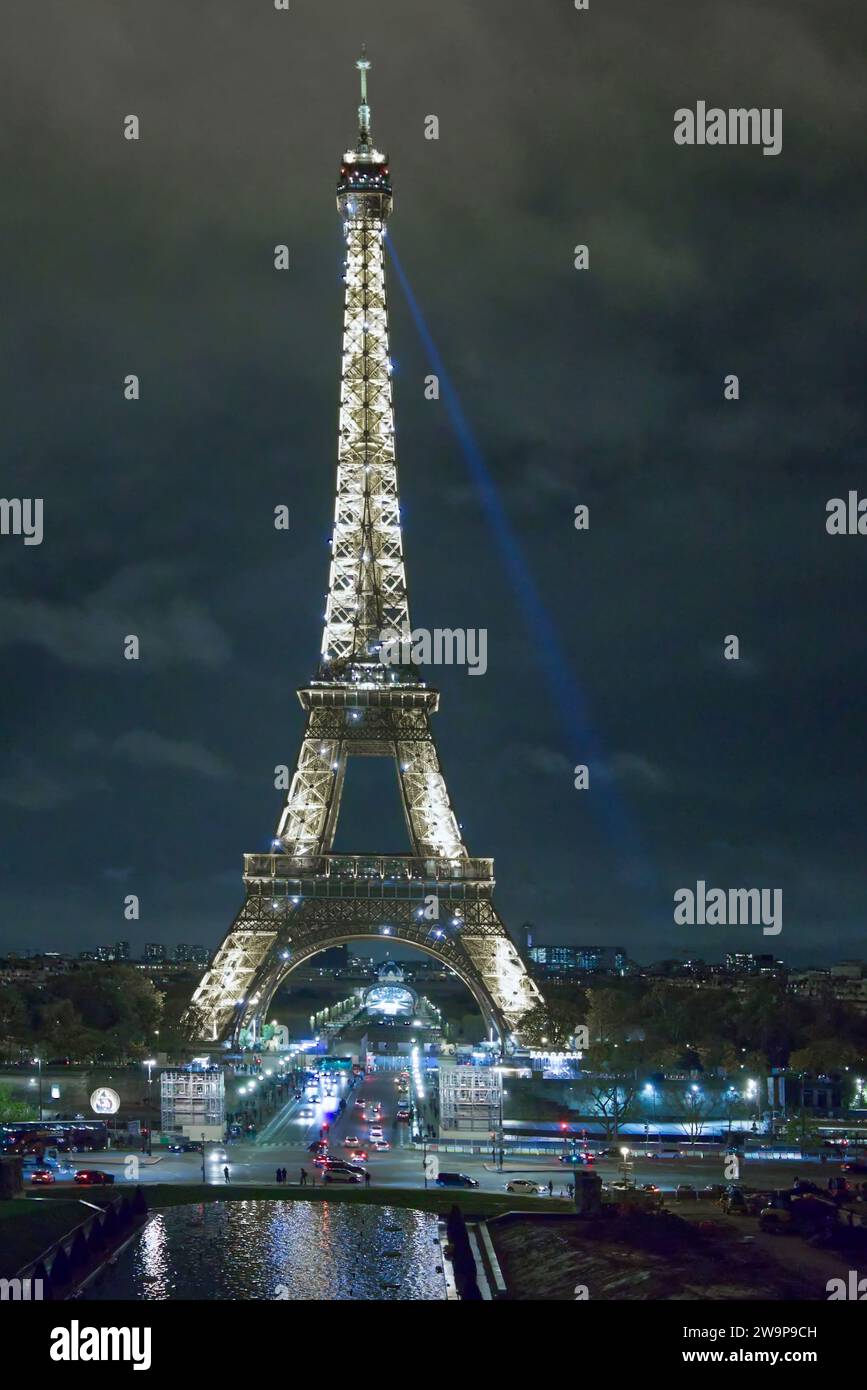 Paris, France - Tour Eiffel illuminée la nuit et reflétée dans le lac en face du célèbre monument Banque D'Images