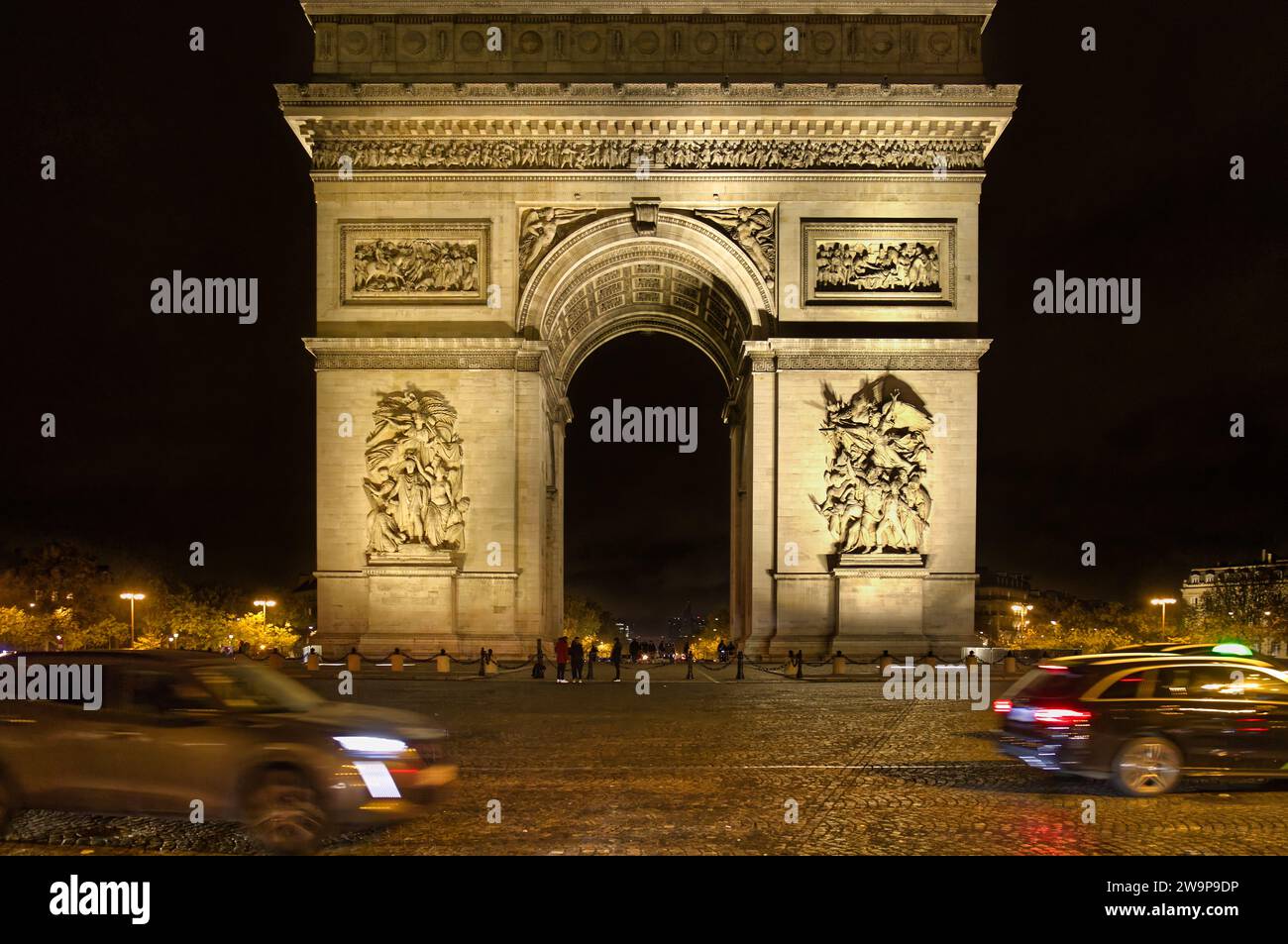 Place Charles de Gaulle ou place de l'étoile, Paris, France - Arc de Triomphe monument de l'arc de triomphe avec des voitures l'encerclant la nuit Banque D'Images