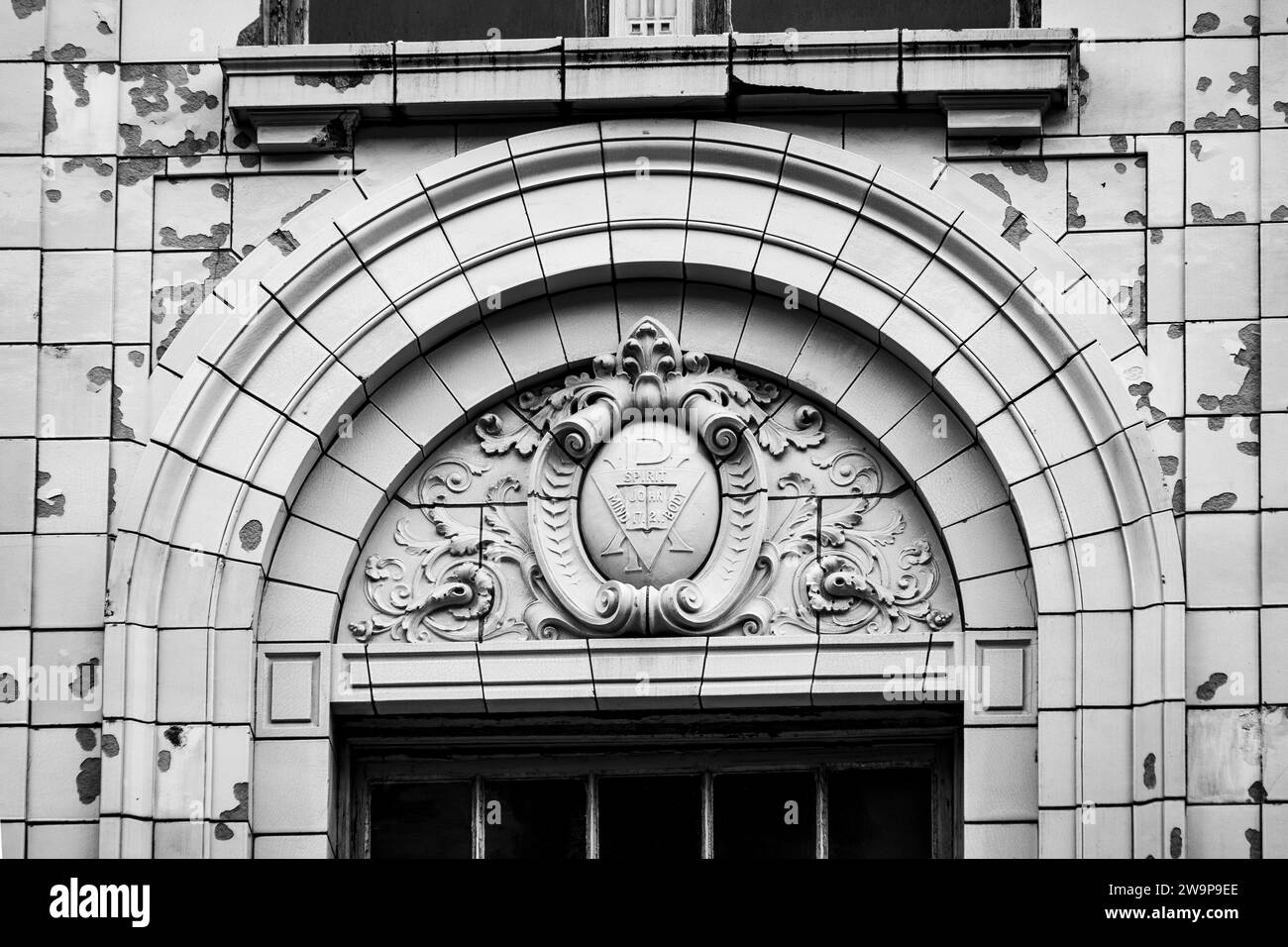 Extérieur de bâtiment usé dans le centre-ville de Halifax, Nouvelle-Écosse, Canada. Banque D'Images