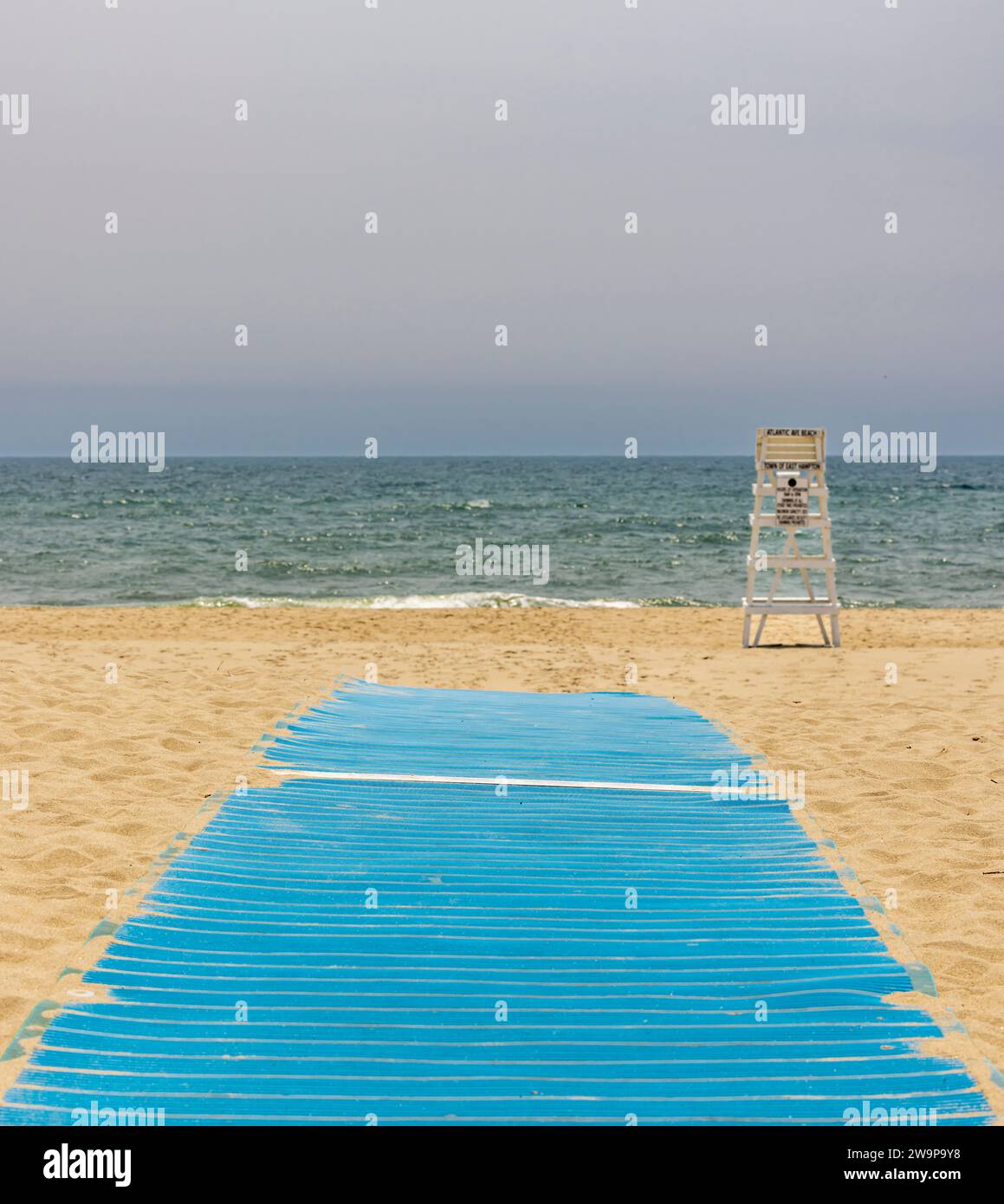tapis bleu menant à une plage de l'océan à amagansett Banque D'Images