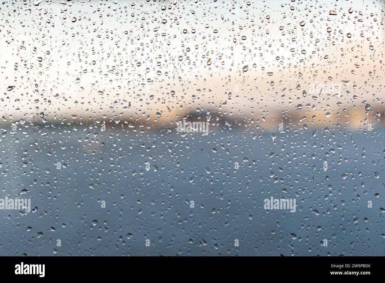 Gouttes de pluie sur un volet de fenêtre. Arrière-plan des gouttes de pluie. Banque D'Images
