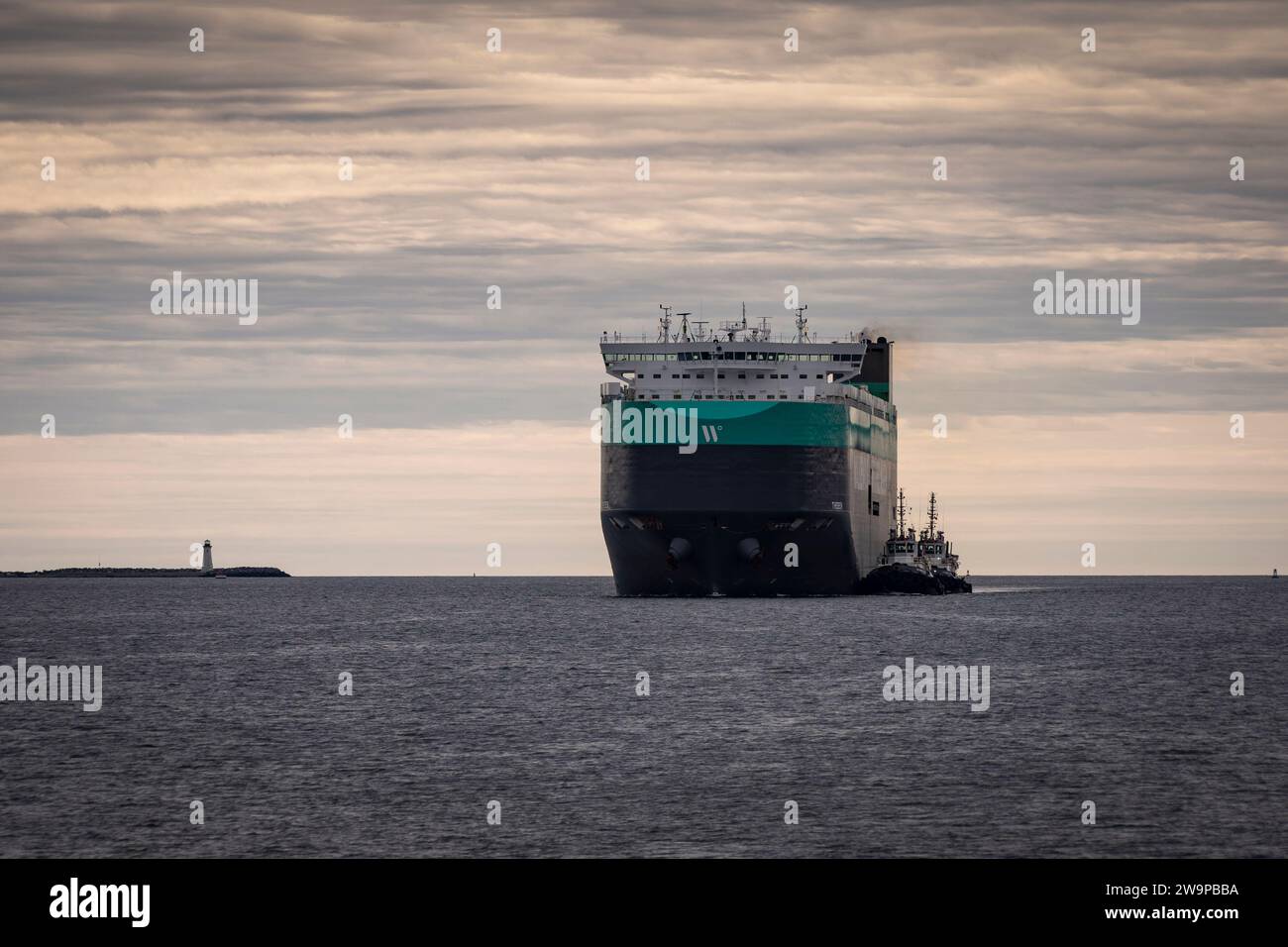 Wallenius Wilhelmsen roll on - roll off véhicule transportant le cargo Theben arrivant à Halifax, Nouvelle-Écosse, Canada. Banque D'Images