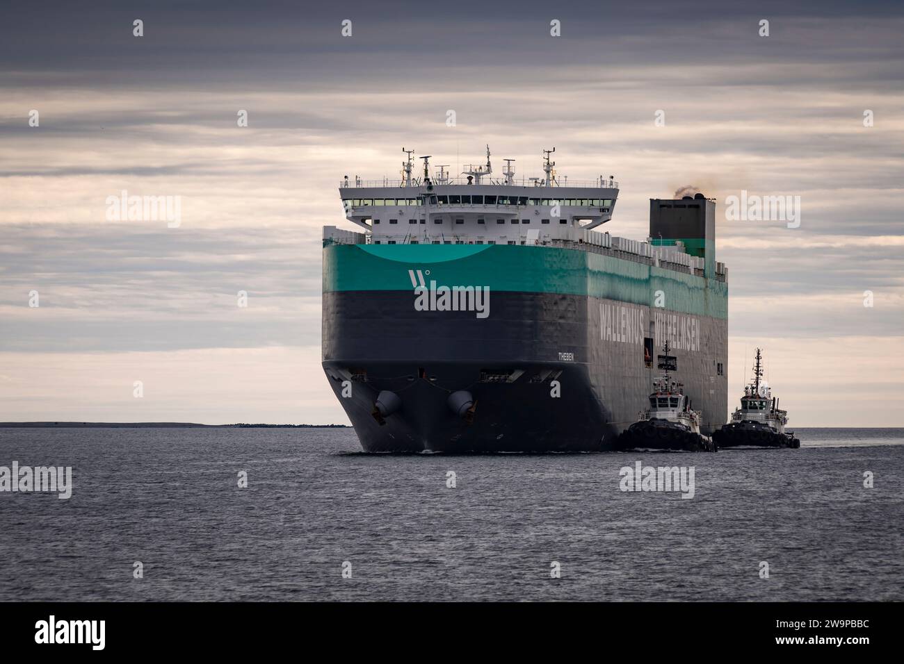 Wallenius Wilhelmsen roll on - roll off véhicule transportant le cargo Theben arrivant à Halifax, Nouvelle-Écosse, Canada. Banque D'Images