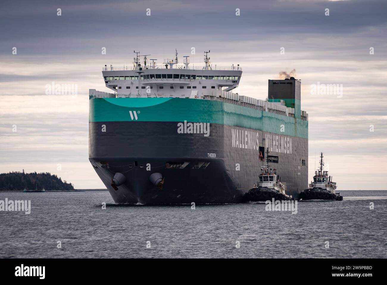 Wallenius Wilhelmsen roll on - roll off véhicule transportant le cargo Theben arrivant à Halifax, Nouvelle-Écosse, Canada. Banque D'Images