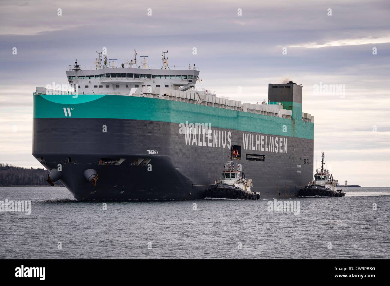 Wallenius Wilhelmsen roll on - roll off véhicule transportant le cargo Theben arrivant à Halifax, Nouvelle-Écosse, Canada. Banque D'Images