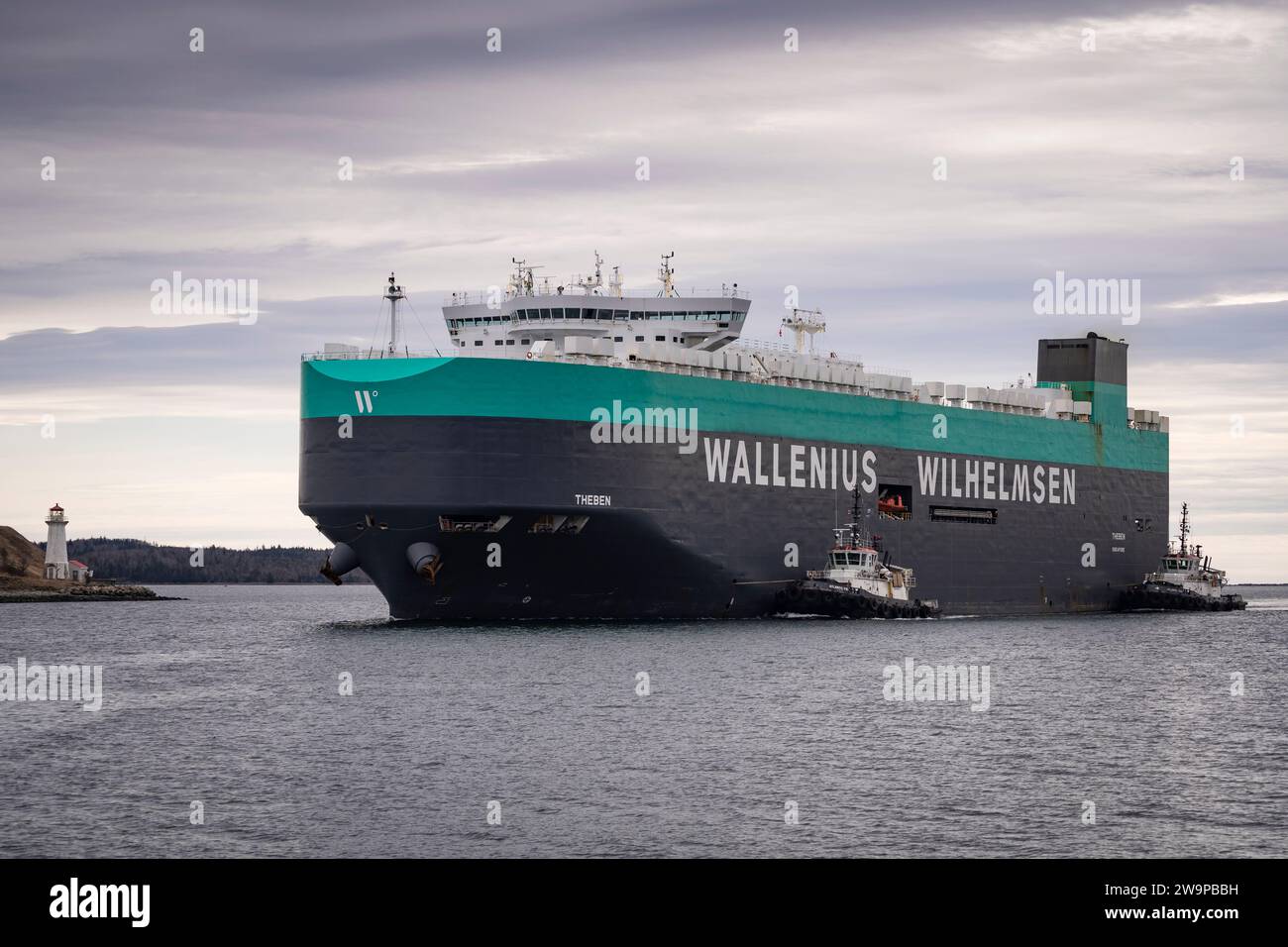 Wallenius Wilhelmsen roll on - roll off véhicule transportant le cargo Theben arrivant à Halifax, Nouvelle-Écosse, Canada. Banque D'Images