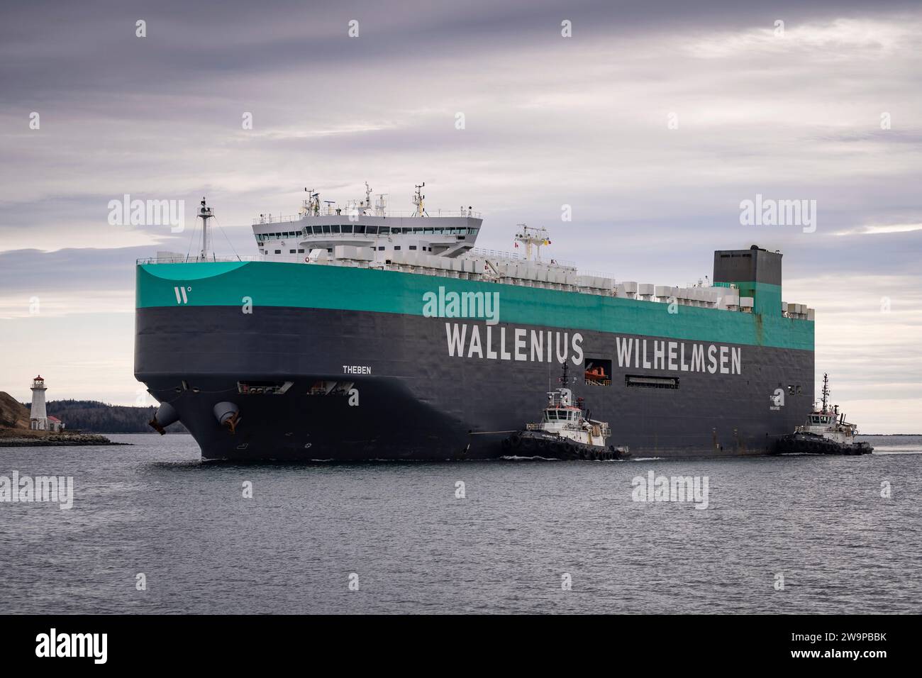 Wallenius Wilhelmsen roll on - roll off véhicule transportant le cargo Theben arrivant à Halifax, Nouvelle-Écosse, Canada. Banque D'Images