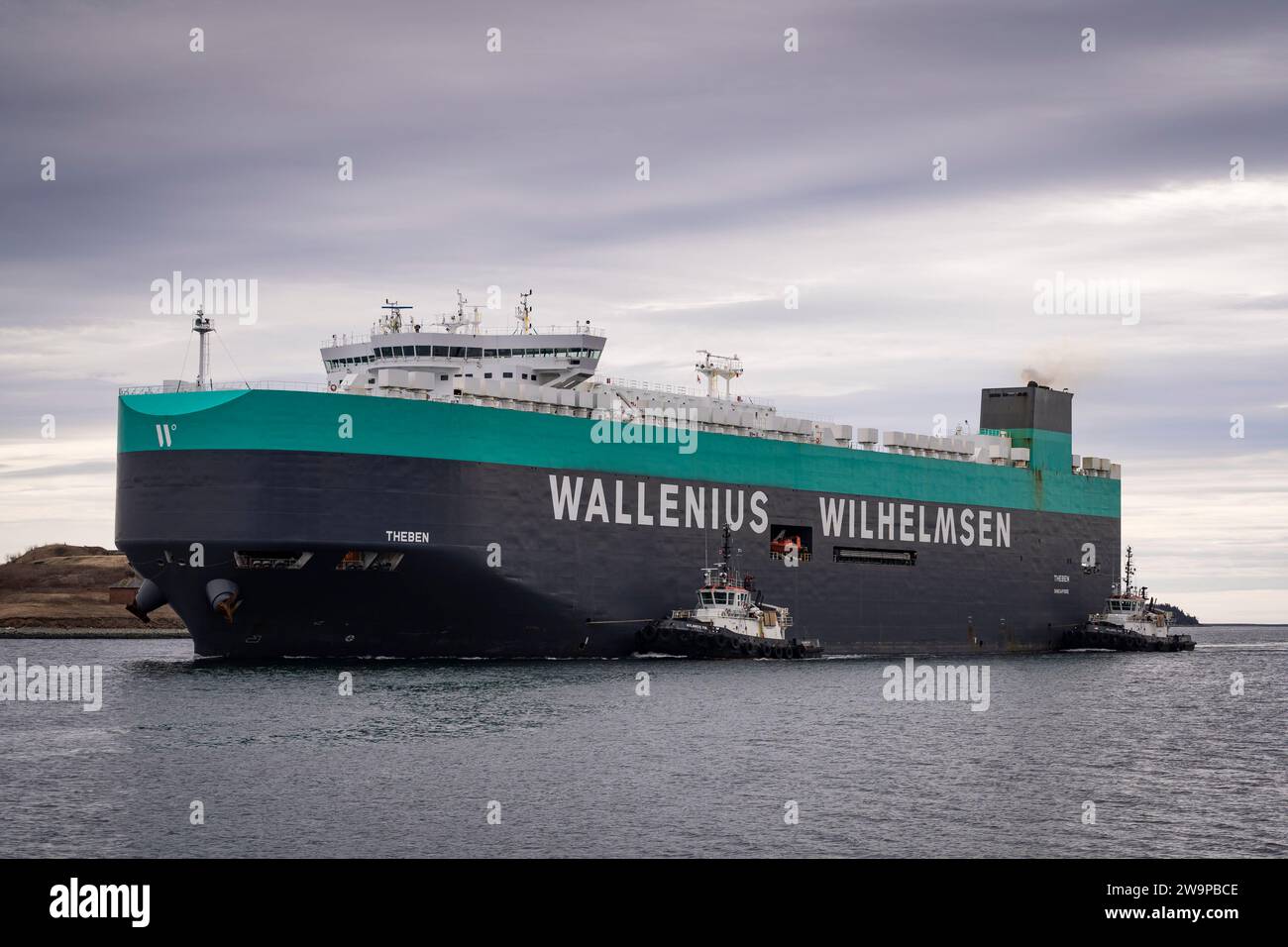 Wallenius Wilhelmsen roll on - roll off véhicule transportant le cargo Theben arrivant à Halifax, Nouvelle-Écosse, Canada. Banque D'Images