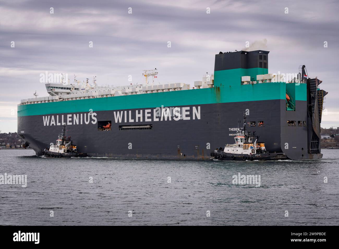 Wallenius Wilhelmsen roll on - roll off véhicule transportant le cargo Theben arrivant à Halifax, Nouvelle-Écosse, Canada. Banque D'Images