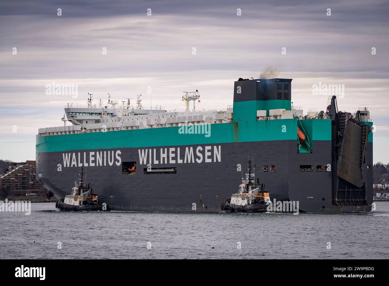 Wallenius Wilhelmsen roll on - roll off véhicule transportant le cargo Theben arrivant à Halifax, Nouvelle-Écosse, Canada. Banque D'Images