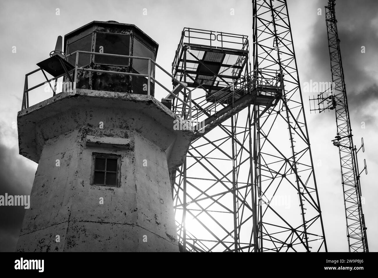 Phare et tour radar à Chebucto Head, Nouvelle-Écosse, Canada. Banque D'Images