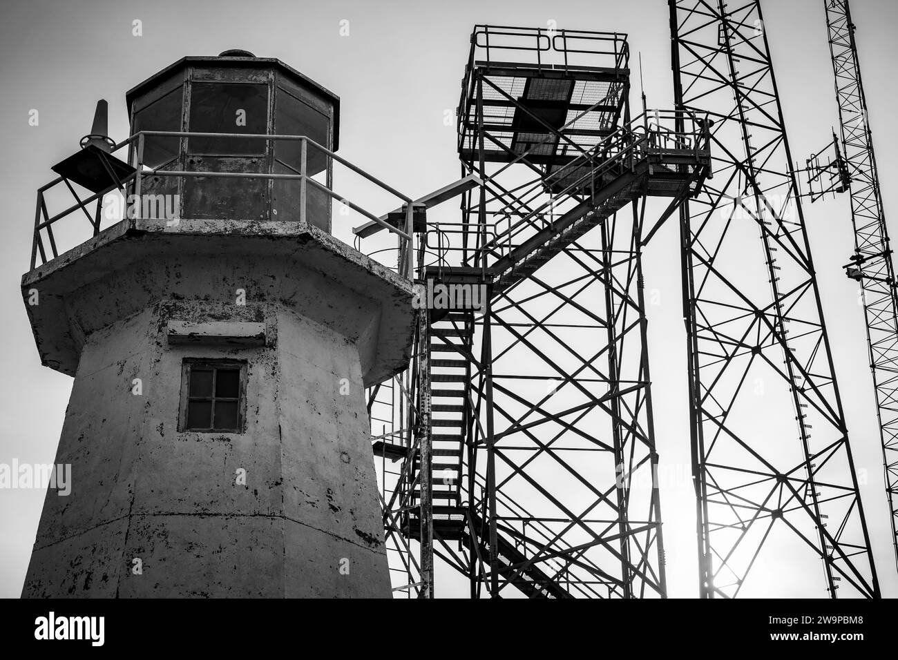 Phare et tour radar à Chebucto Head, Nouvelle-Écosse, Canada. Banque D'Images