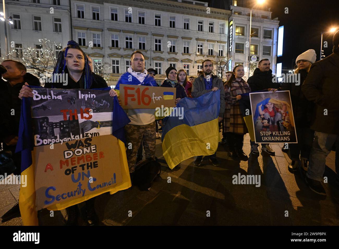 Prague, République tchèque. 29 décembre 2023. Rassemblement public de la voix de l'Ukraine intitulé « sanctions pour la ruZZia, armes pour l'Ukraine » pour honorer les victimes de l'attaque massive de missiles russes sur l'Ukraine à Prague, République tchèque, le 29 décembre 2023. Crédit : Katerina Sulova/CTK photo/Alamy Live News Banque D'Images