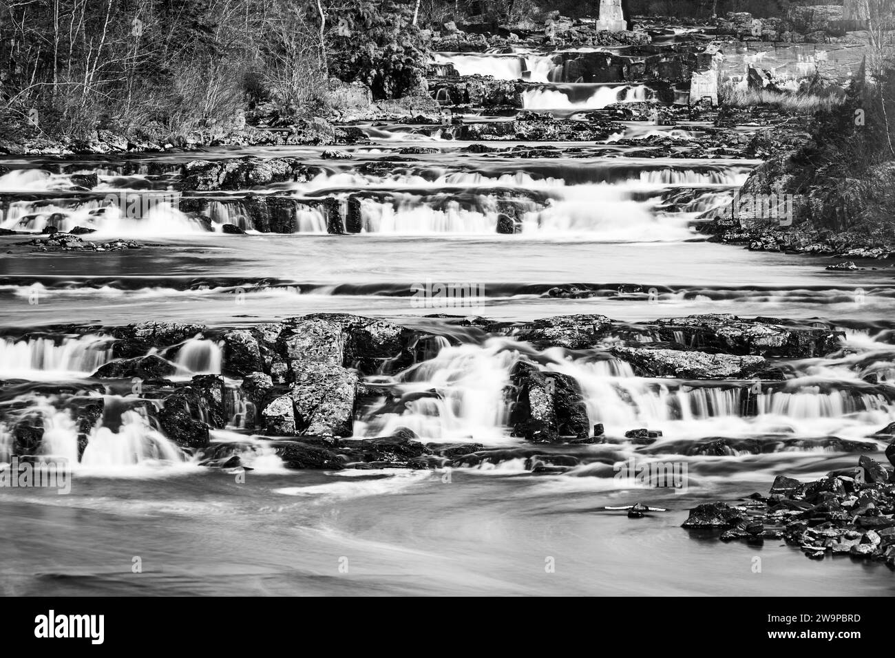 Rapides sur un ruisseau rocheux. Banque D'Images