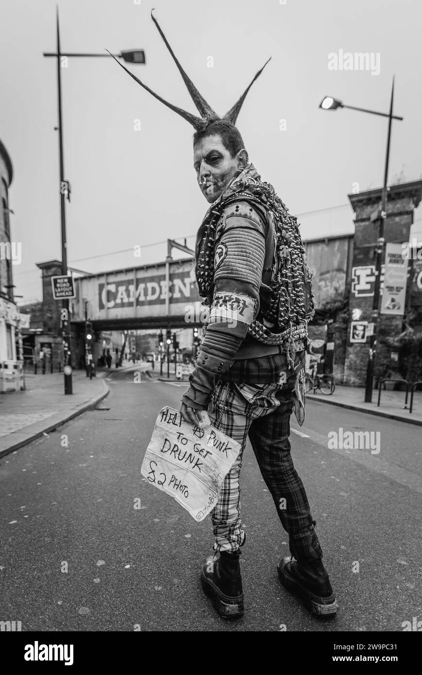 Un punk solitaire à Camden le jour de noël. Banque D'Images