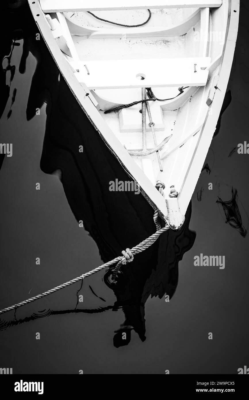 Dory de pêche attaché dans le port par une journée calme à Lunenburg, Nouvelle-Écosse, Canada. Banque D'Images