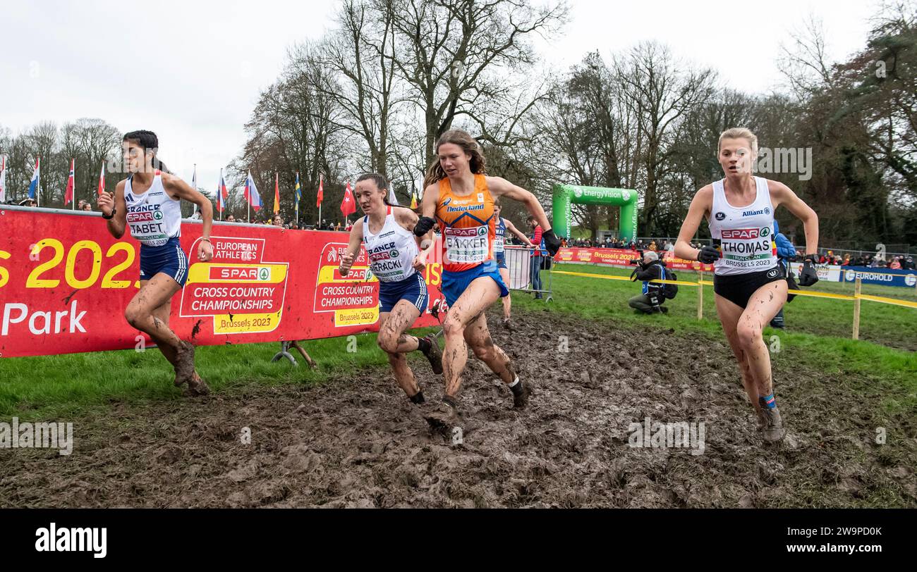 Célia Tabet, Margaux Sieracki, Veerle Bakker et Juliette Thomas en compétition dans la course féminine senior du Championnat d’Europe de cross-country SPAR Banque D'Images
