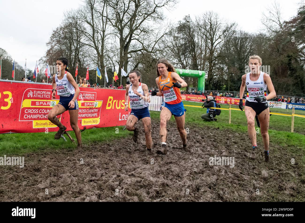 Célia Tabet, Margaux Sieracki, Veerle Bakker et Juliette Thomas en compétition dans la course féminine senior du Championnat d’Europe de cross-country SPAR Banque D'Images