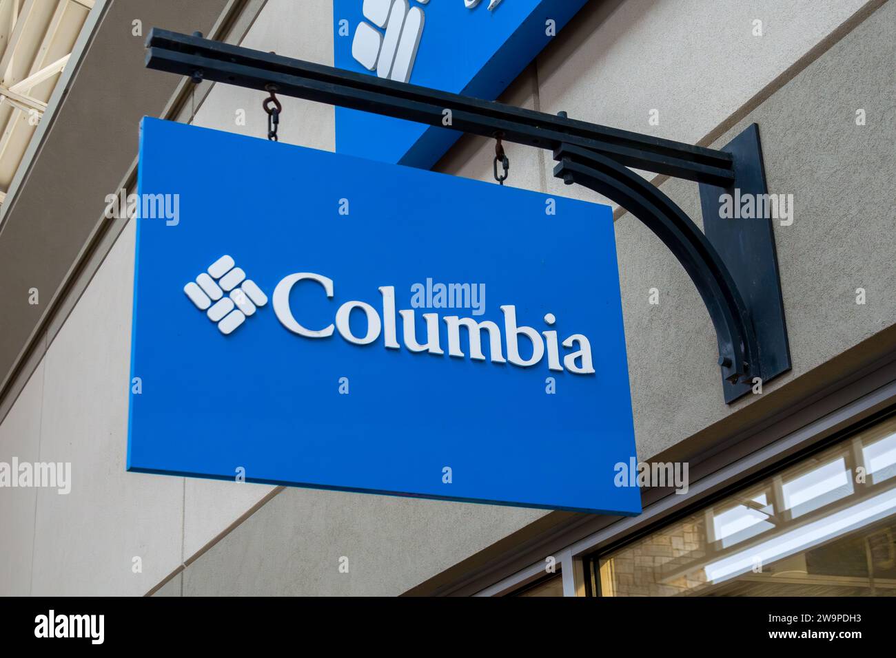 EAGAN, MN, États-Unis - 26 DÉCEMBRE 2023 : logo extérieur et marque de commerce de Columbia Sportswear Company. Banque D'Images