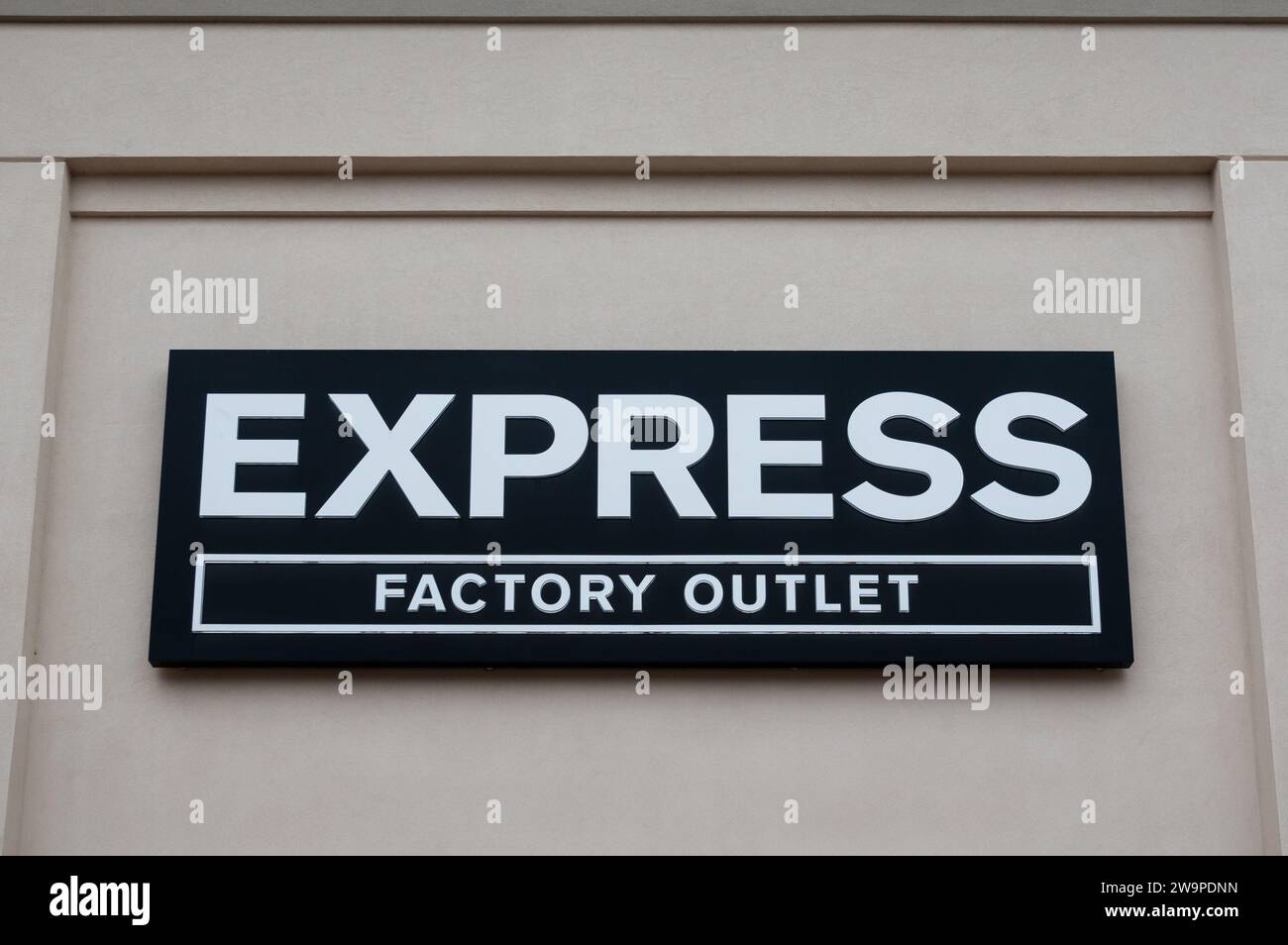 EAGAN, MN, États-Unis - 26 DÉCEMBRE 2023 : extérieur et logo de la marque Express Factory Outlet. Banque D'Images