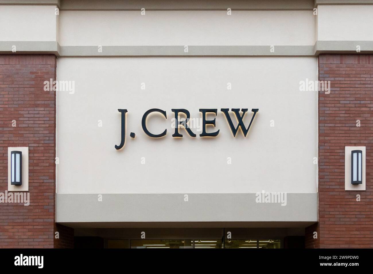 EAGAN, MN, États-Unis - 26 DÉCEMBRE 2023 : logo extérieur et marque déposée de J. Crew Store. Banque D'Images