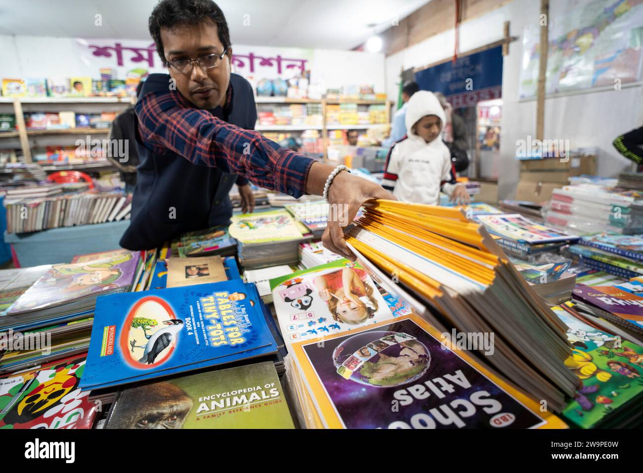 Des lecteurs de livres explorant des livres dans un stand pendant la foire du livre Assam, à Guwahati, Assam, Inde, le 29 décembre 2023. Crédit : David Talukdar/Alamy Live News Banque D'Images