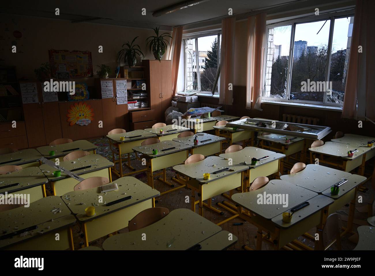 Lviv, Ukraine - 29 décembre 2023 : salle de classe endommagée après une frappe de missile russe dans la ville de Lviv Banque D'Images