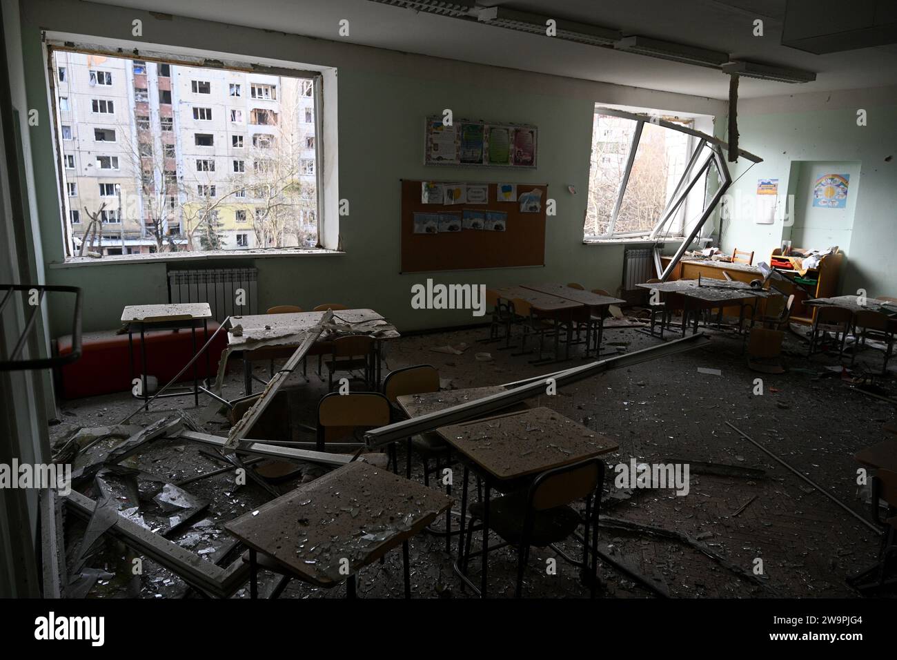 Lviv, Ukraine - 29 décembre 2023 : salle de classe endommagée après une frappe de missile russe dans la ville de Lviv Banque D'Images