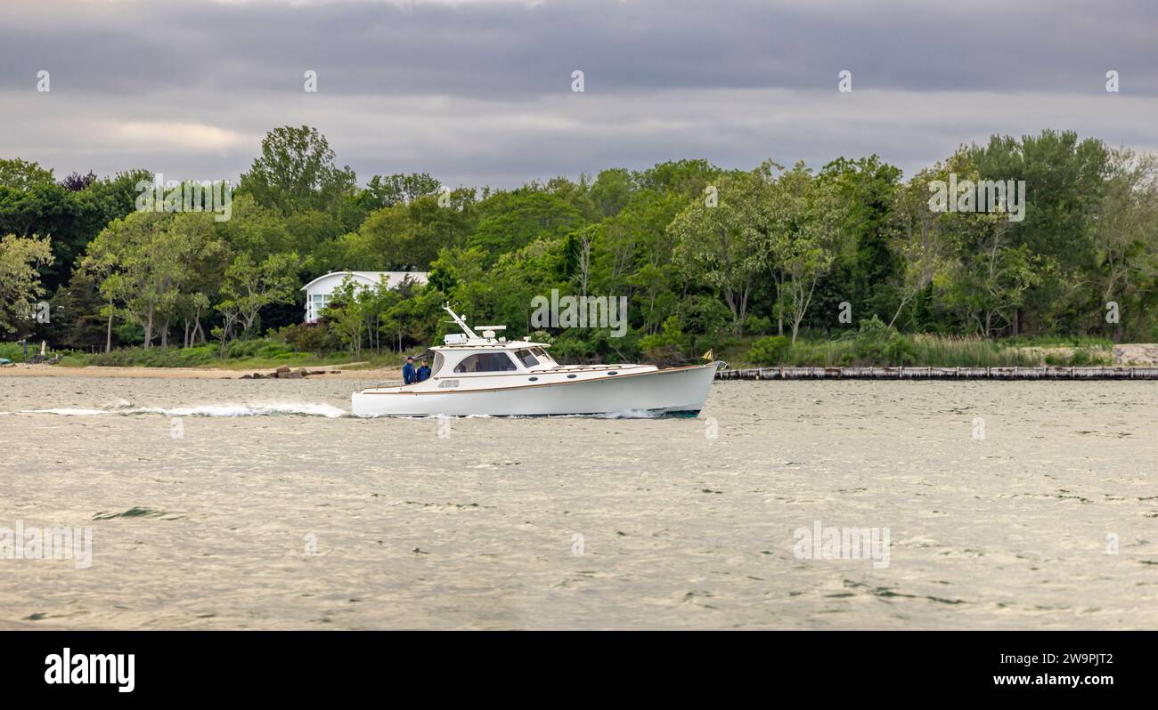 les gens naviguant dans un yacht à moteur hinckley blanc au large de la côte de l'île d'abri Banque D'Images